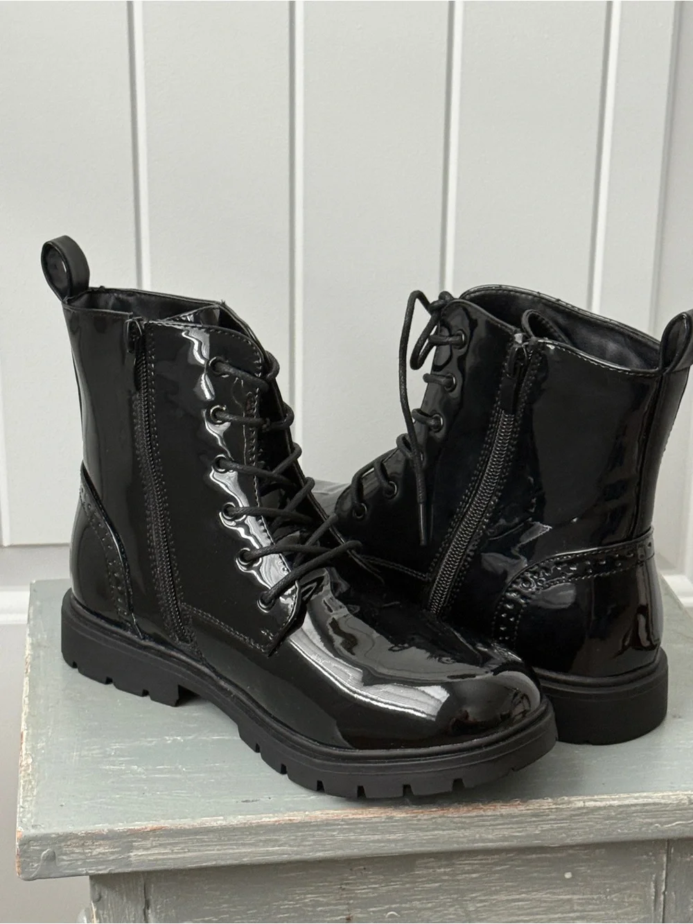 Dream Pairs Patent Combat Ankle Boots Glossy Black Finish Size 4 Youth